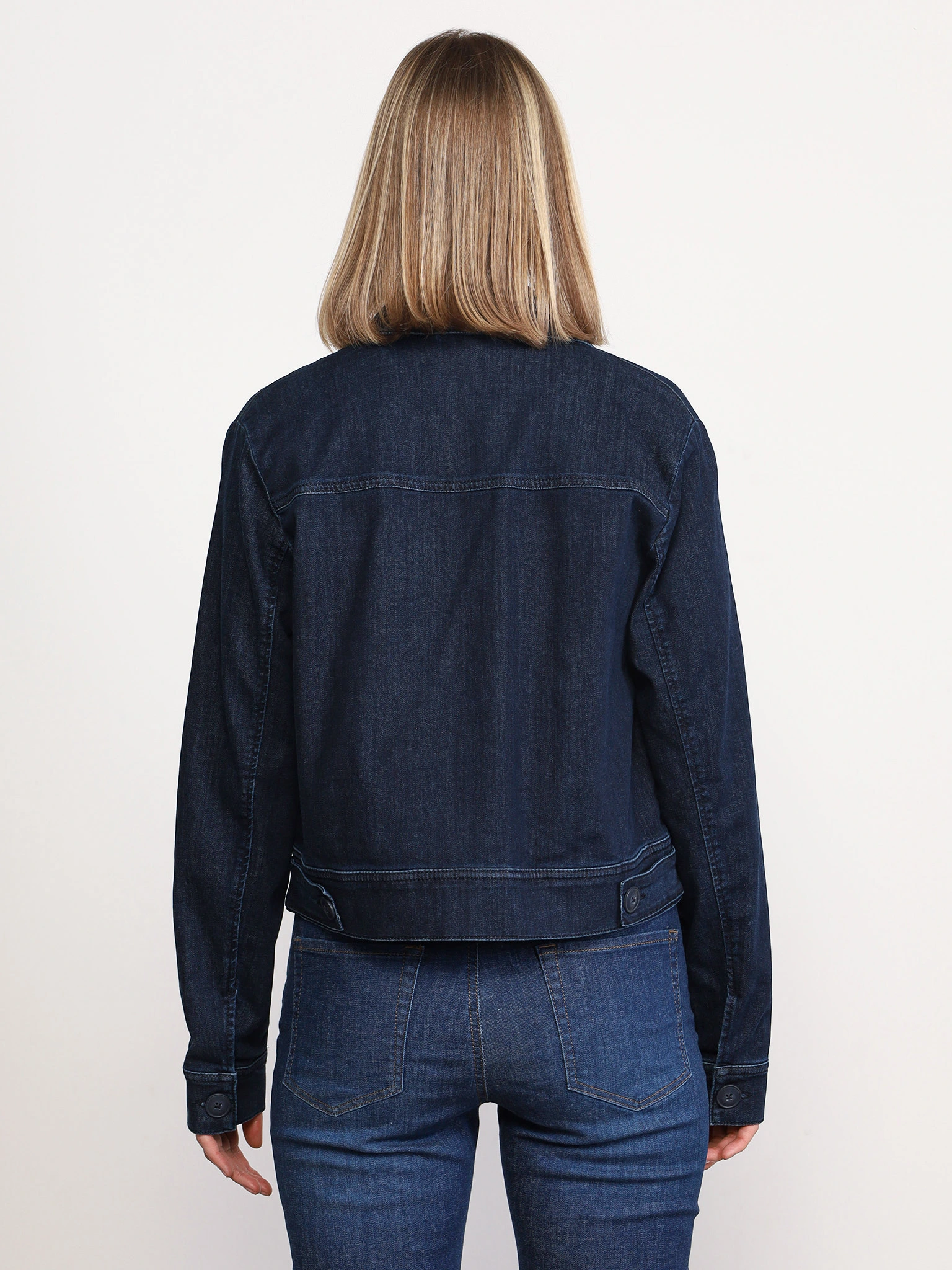 Жакет джинсовый укороченный на пуговицах темно-синего цвета